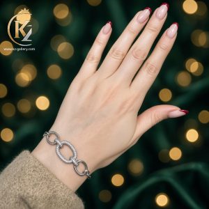 نمای نزدیک طراحی مدرن دستبند نقره وارداتی