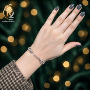 نمای نزدیک طراحی مینیمال دستبند نقره وارداتی